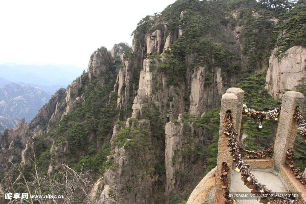 黄山奇峰栈道壮丽景观