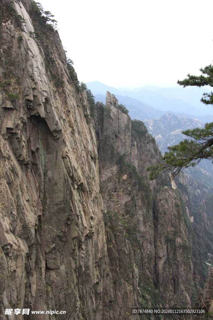 险峻黄山峭壁景观