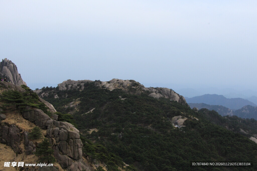 巍峨山峦景色壮丽