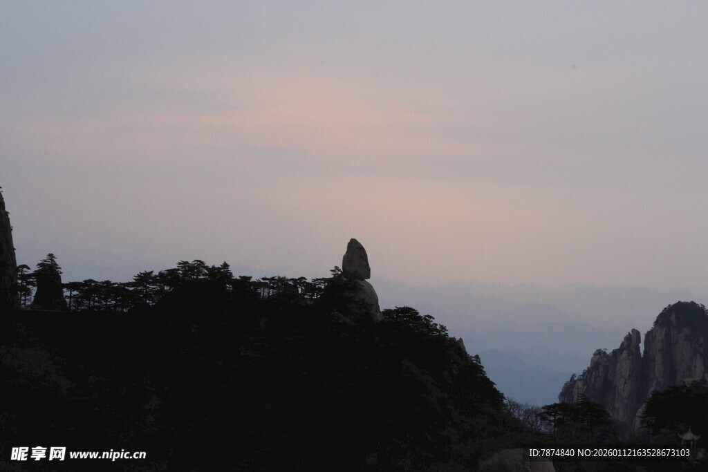 黄昏下的壮丽山峰景色