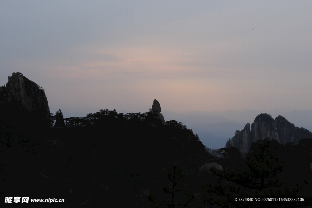 黄昏下的山峦剪影