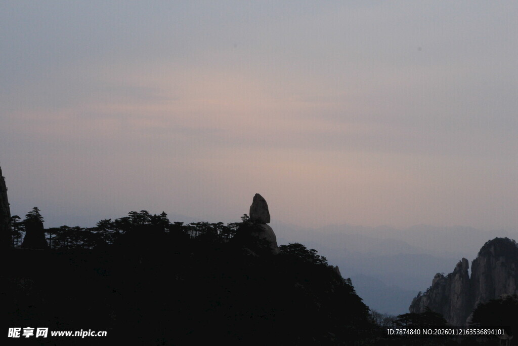 黄昏下的山峦剪影