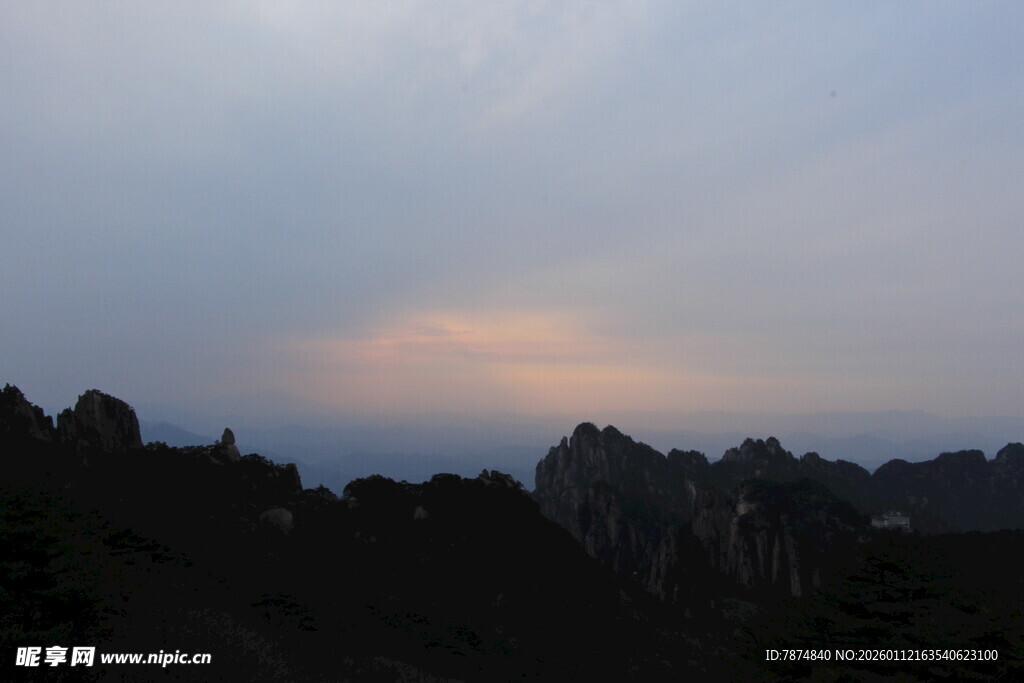 黄昏下的山峦美景