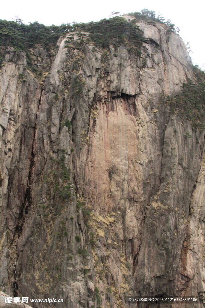 陡峭嶙峋的壮观山壁