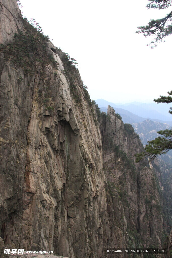 巍峨险峻的壮丽山景