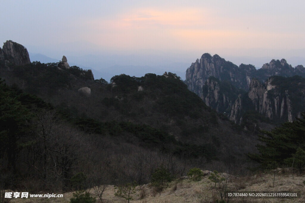 黄山壮丽山景暮色时分