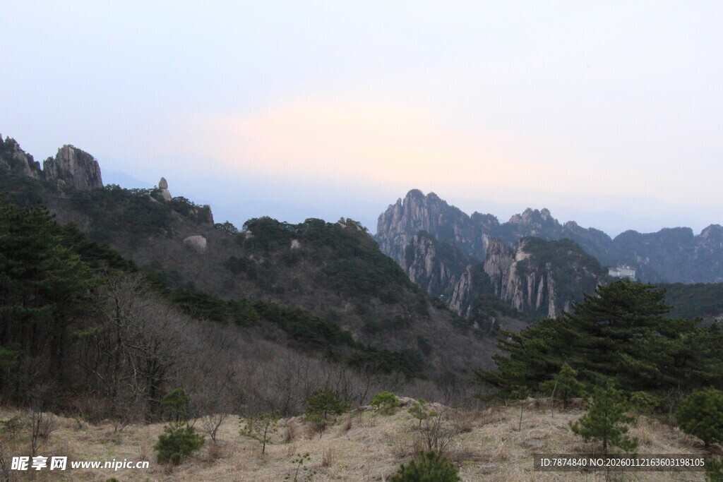 黄昏下的壮丽山景