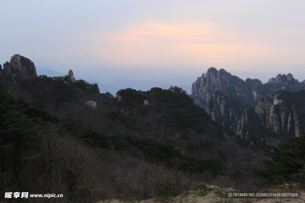 黄昏下的壮丽山峦景色