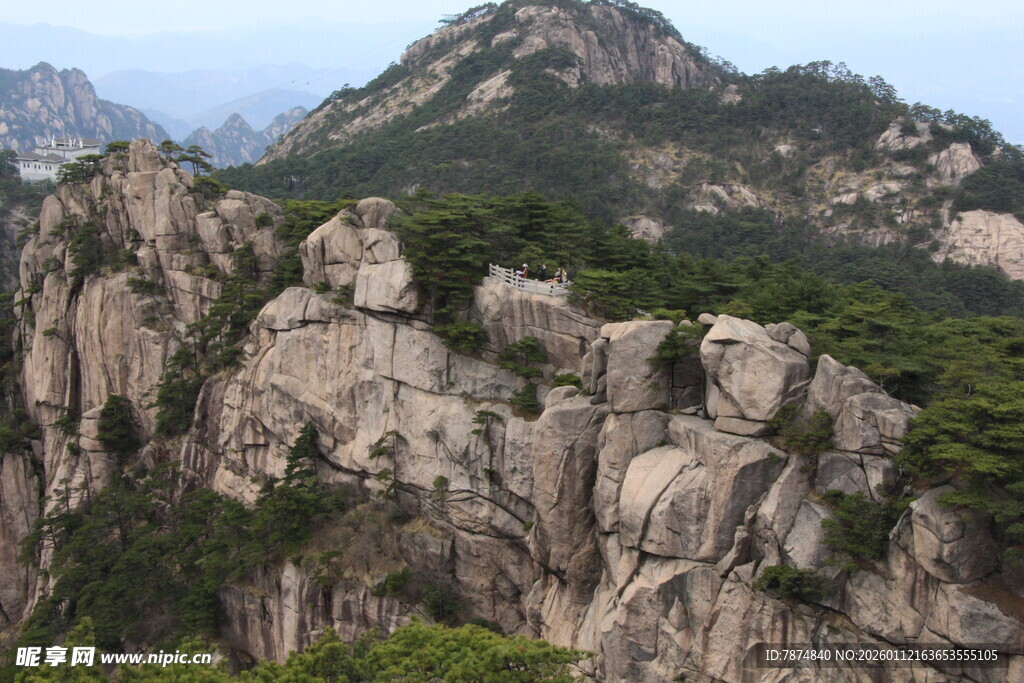 巍峨嶙峋的壮丽山景