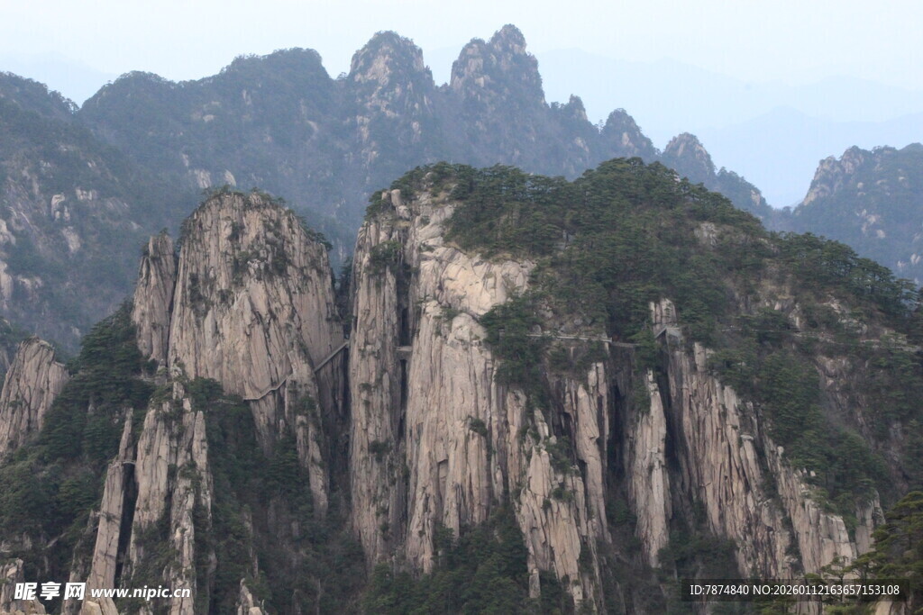 巍峨壮观的奇峰美景