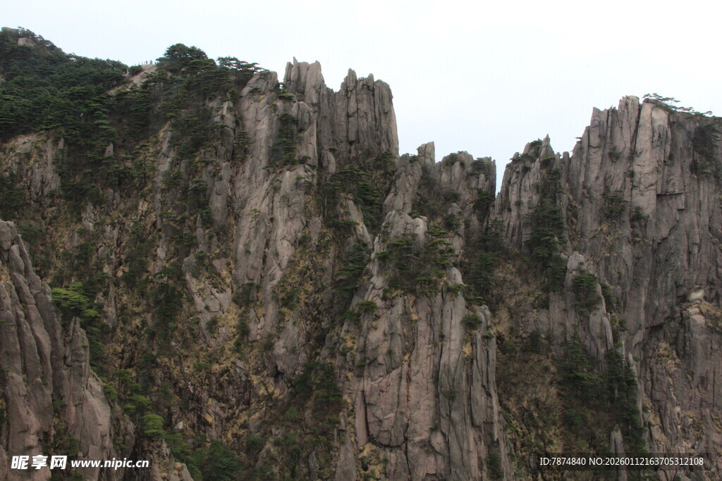 巍峨壮观的嶙峋山峰