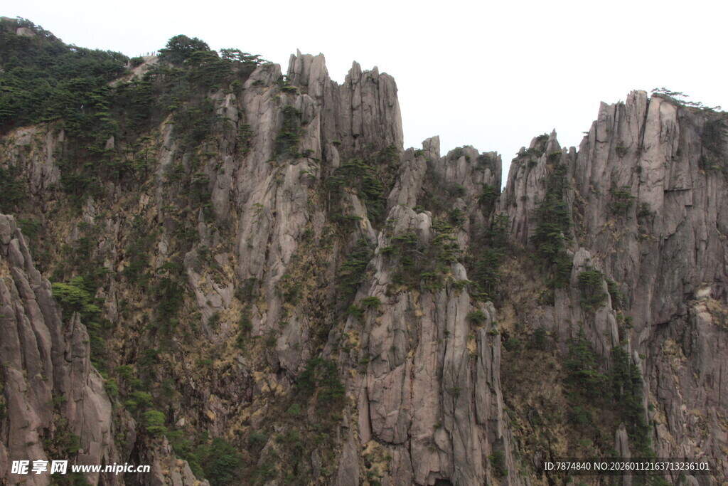 巍峨壮观的嶙峋奇峰