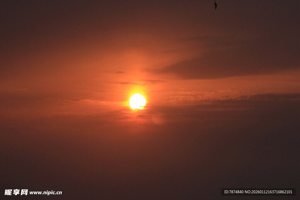 日出云海间的壮丽景象
