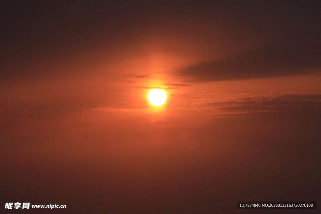 夕阳西下 天际染橙红