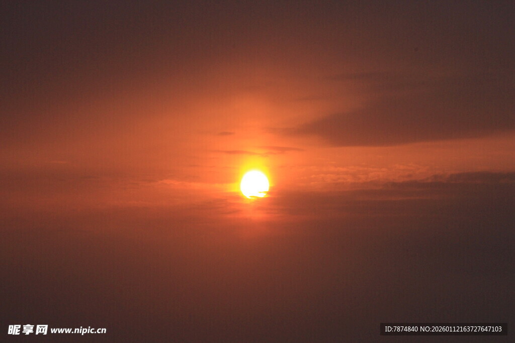 夕阳西下的壮丽天空