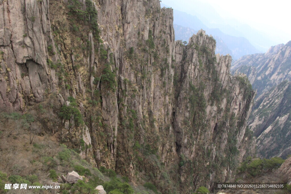 险峻壮丽的高山景观