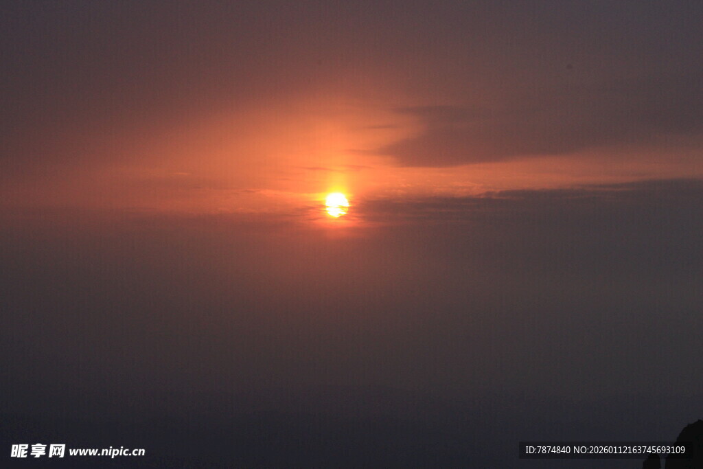 日落时分的壮丽天空景观