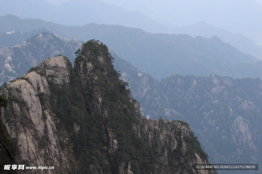 巍峨山峰壮观自然景象
