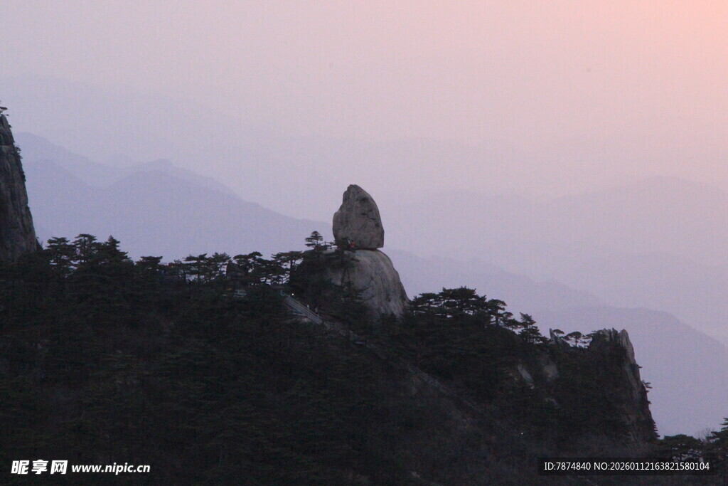 黄昏下的孤峰美景