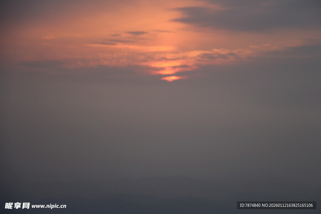 海上日出朦胧美景