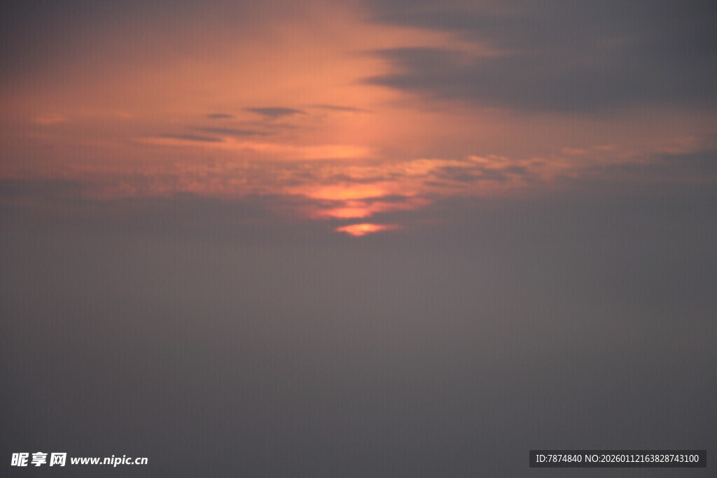 日出时分的朦胧天空