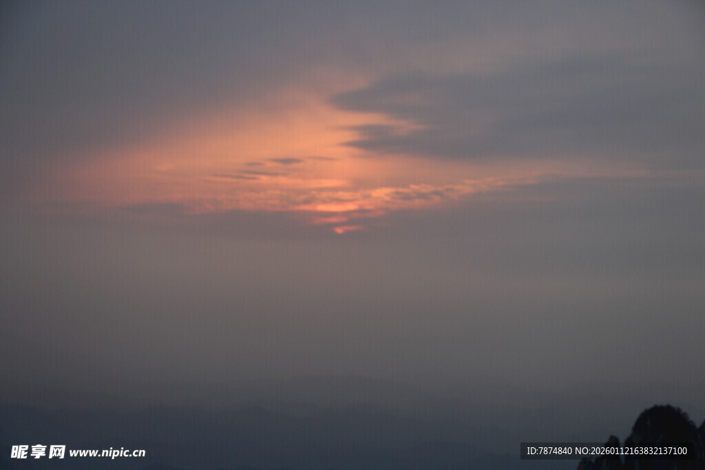 日落时分的云海美景