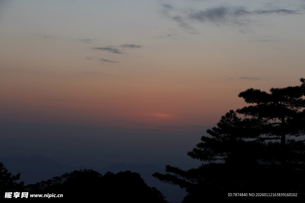 日落时分的山林剪影