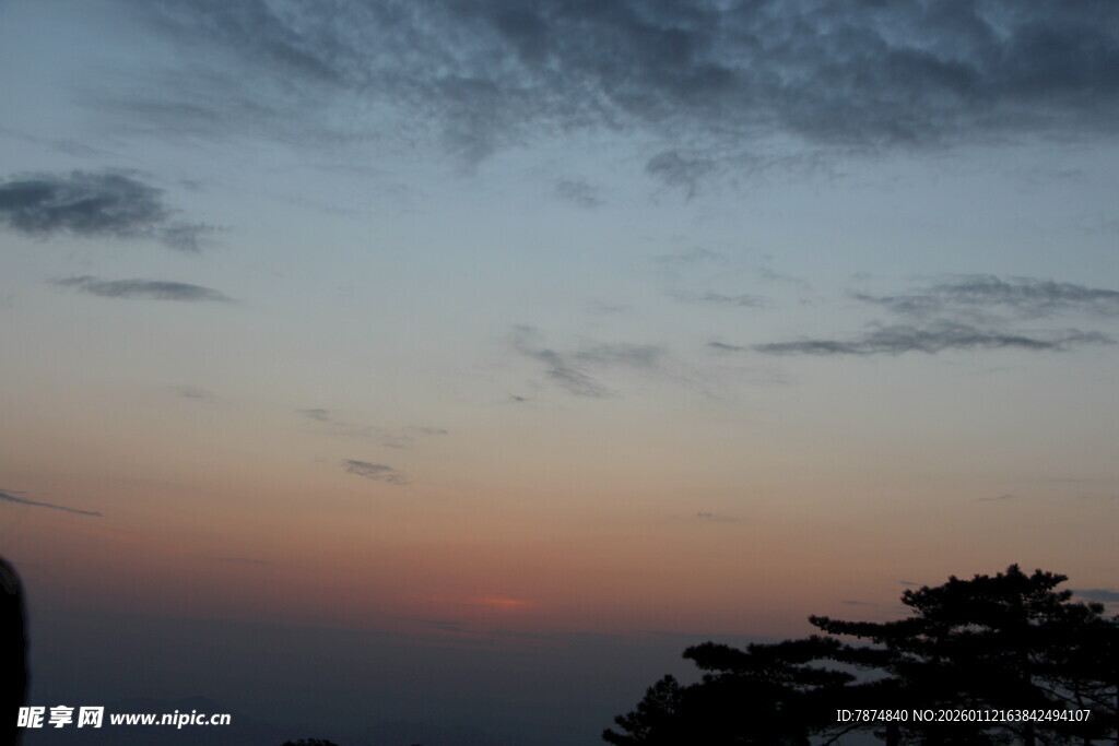 日落时分的山林美景