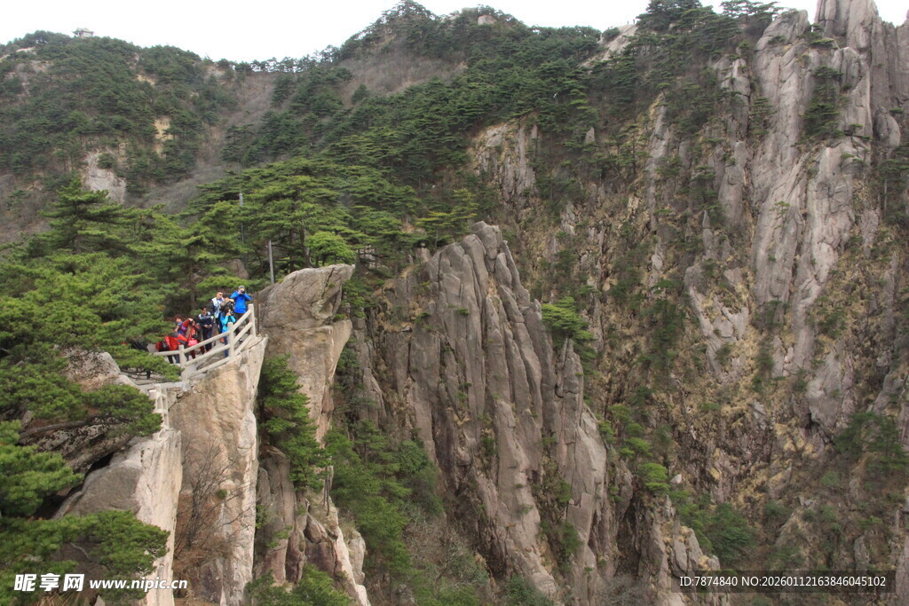 黄山绝壁栈道上的游客