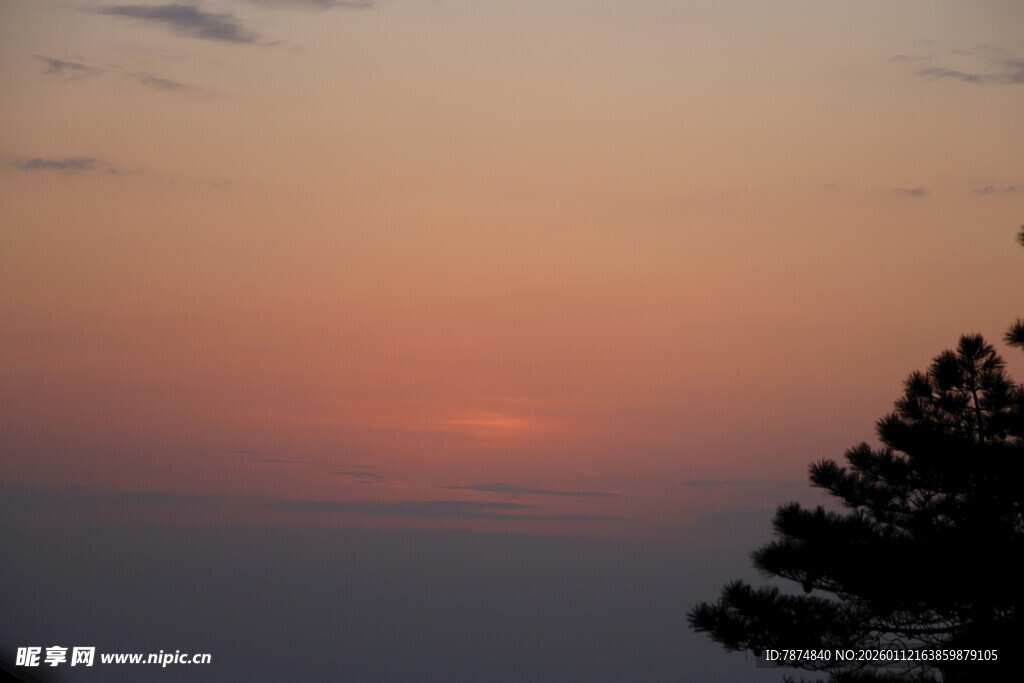 日落时分的山林景色