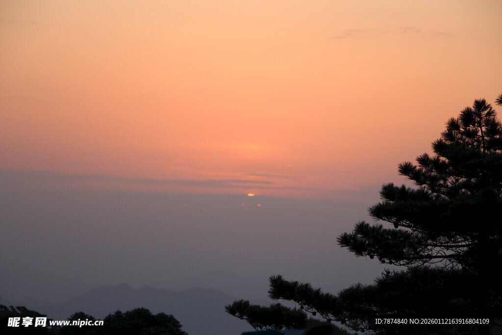 日落时分的山林美景