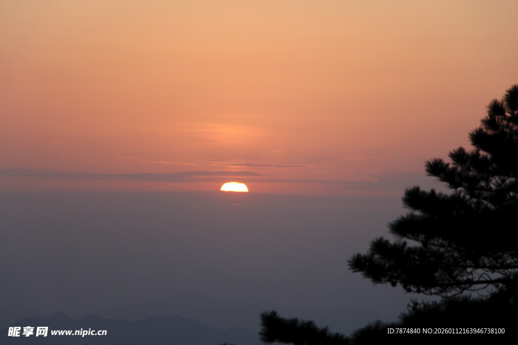 日落时分的山林美景
