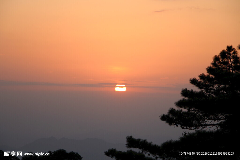 日落时分的山林美景