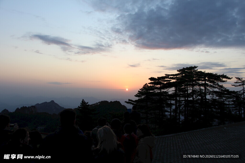 日落时分的山林美景