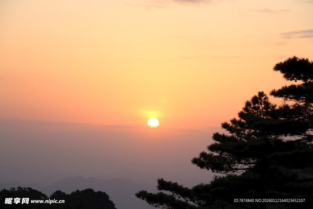 日落时分的山林美景