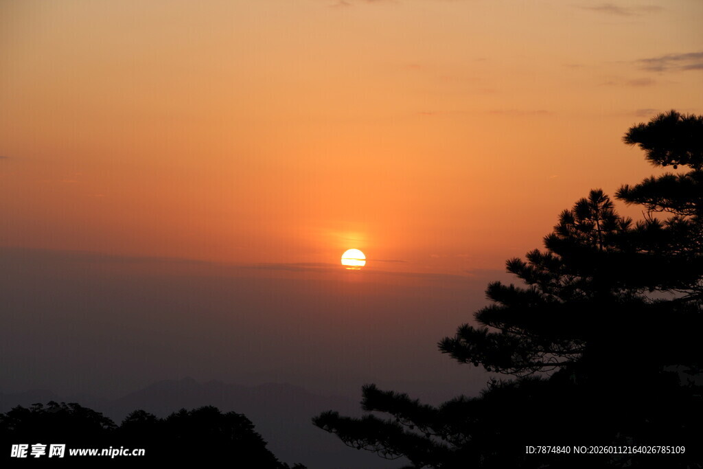 日落时分的山林美景