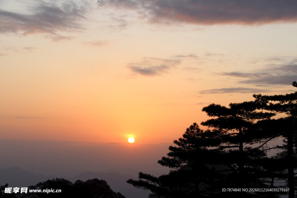 日落时分的山林美景