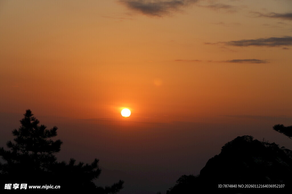 日落时分的山林美景