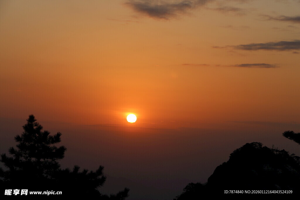 日落时分的山林美景