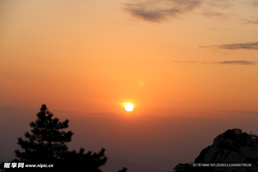 日落时分的山林美景