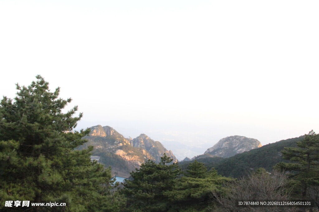 山林间的秀丽山峰景色