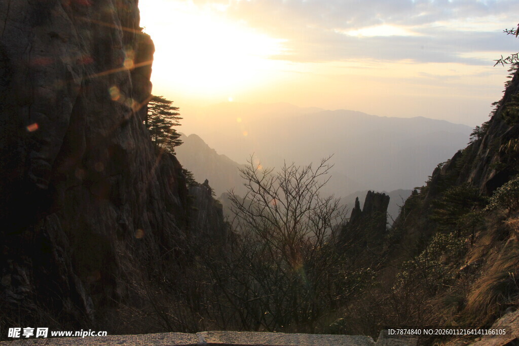 夕阳下的壮丽山间景色