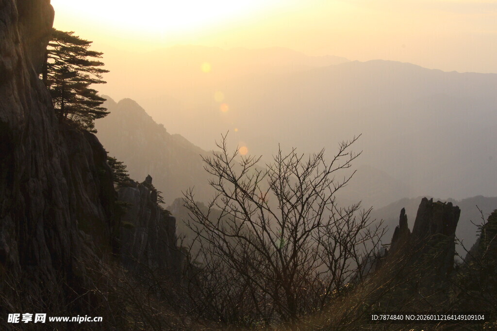 日出时分的壮丽山景