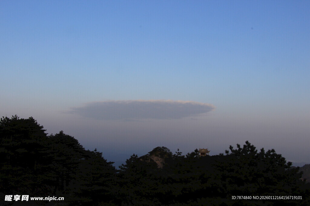 山间上空的奇特云层