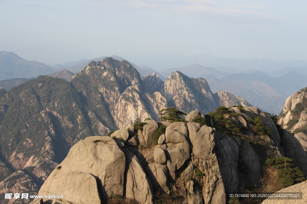 巍峨山峰壮丽景致
