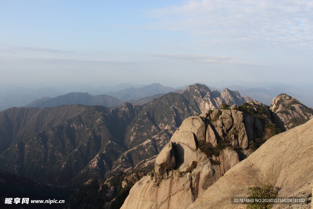 巍峨山峦壮丽景致