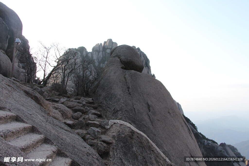 险峻山峰上的石阶小道