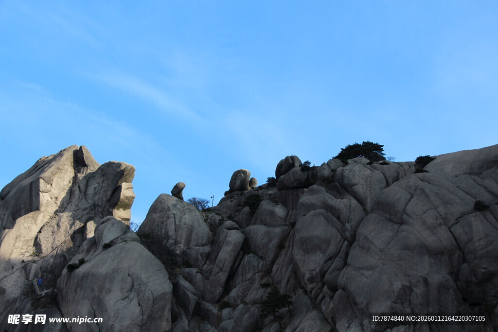 巍峨山石映蓝天