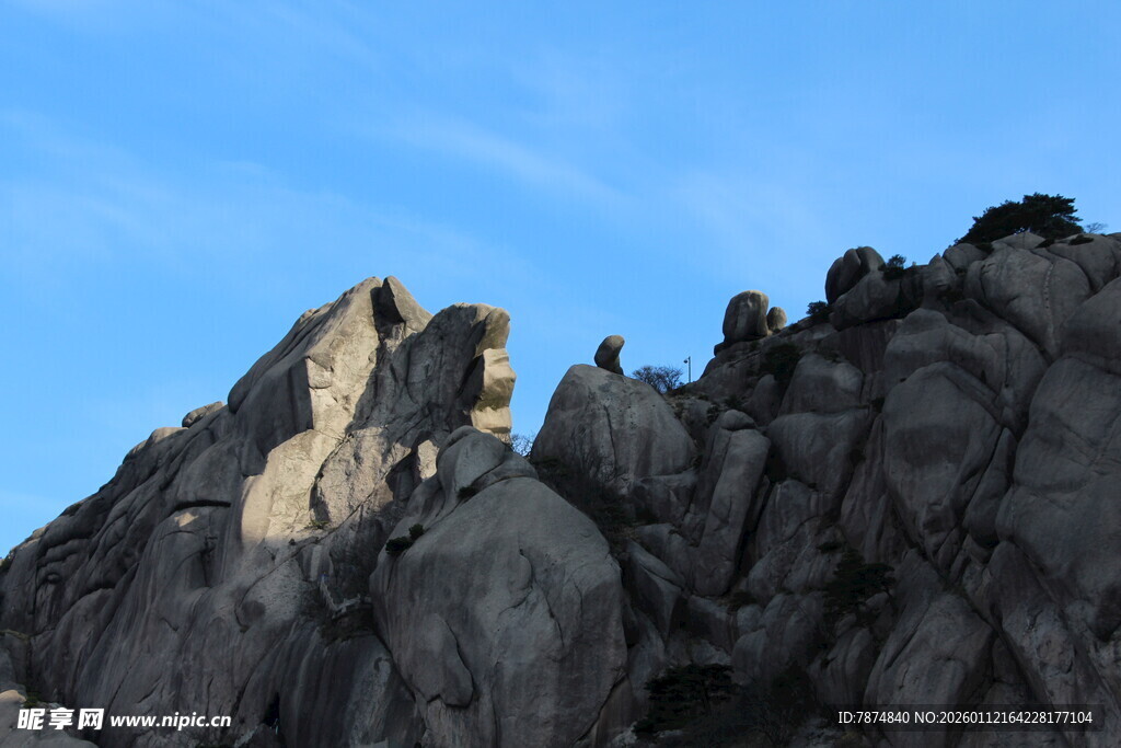 巍峨奇峰屹立蓝天之下