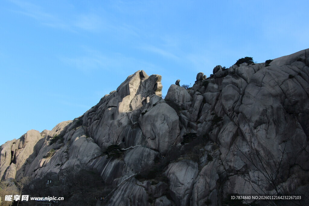 巍峨嶙峋的壮观山石
